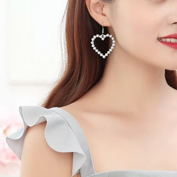 “Heart of Gold & Pearls” Trendy Cute Hoop Earring - Picture 6 of 11